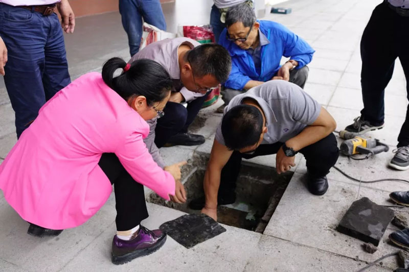 調研人員對項目的進行防水效果檢查